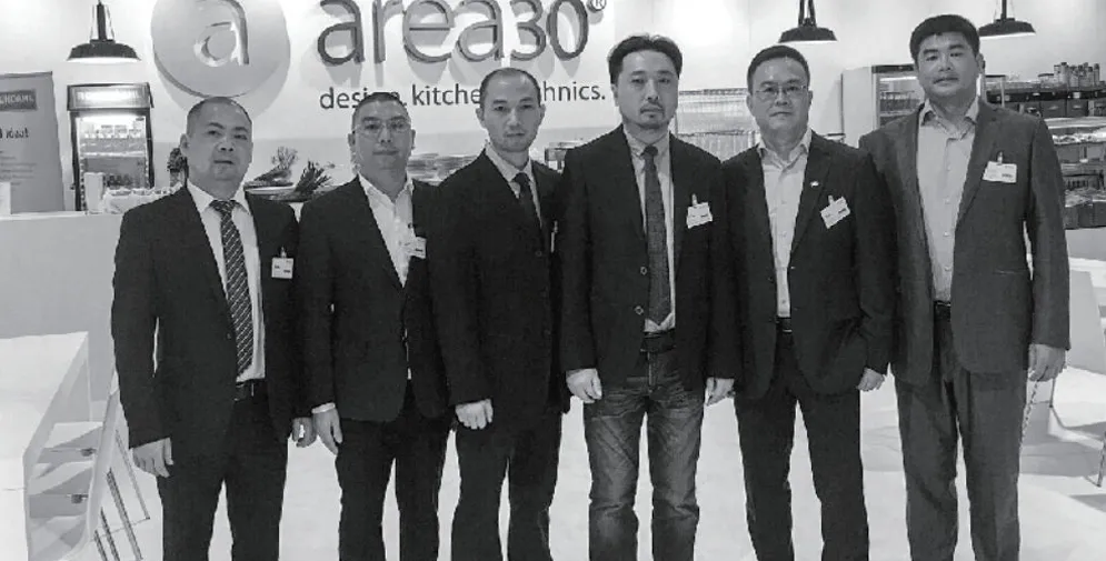 Команда дизайнеров посещает немецкую промышленную выставку A30